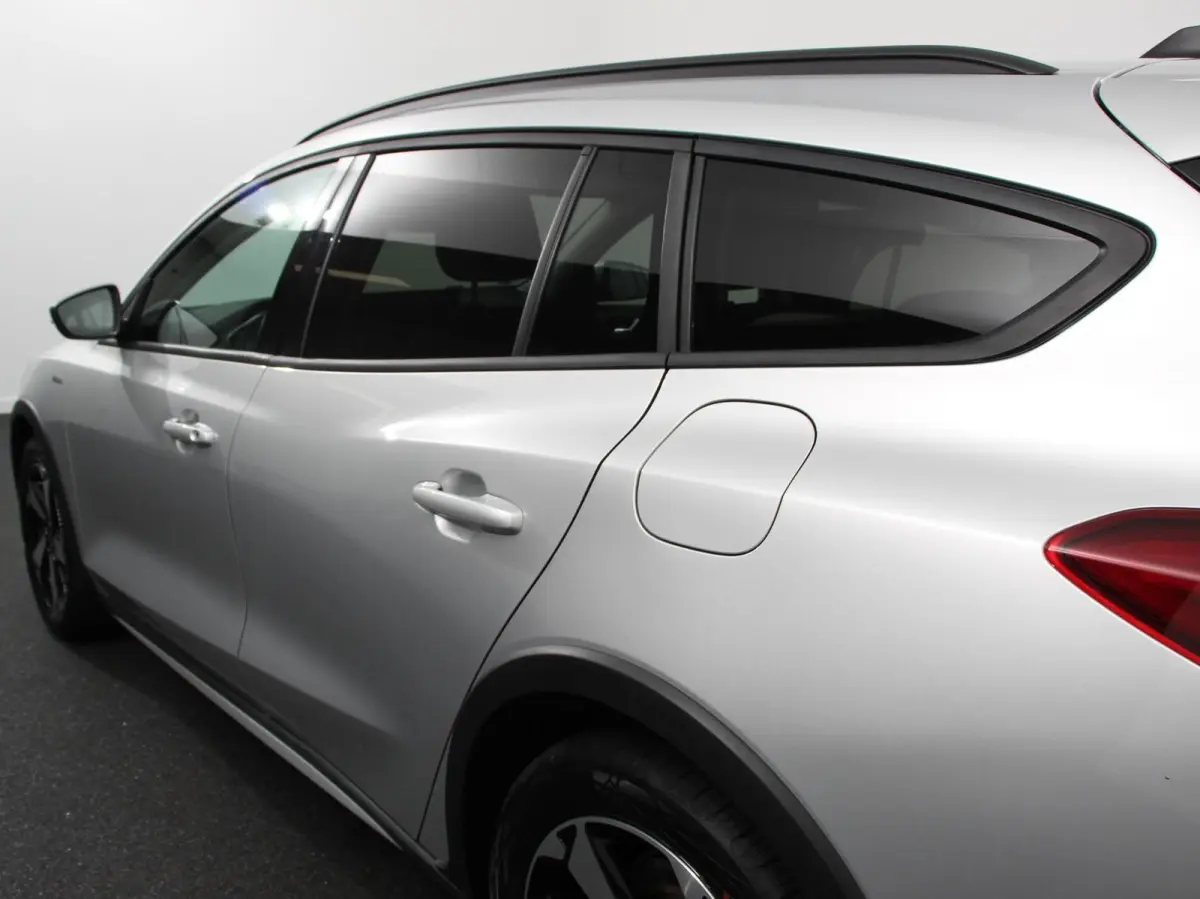 155pk Hybrid Automaat Active X Navigatie Climate Control Camera Parkeer sensoren B&O Dab Led Lichtmetalen velgen