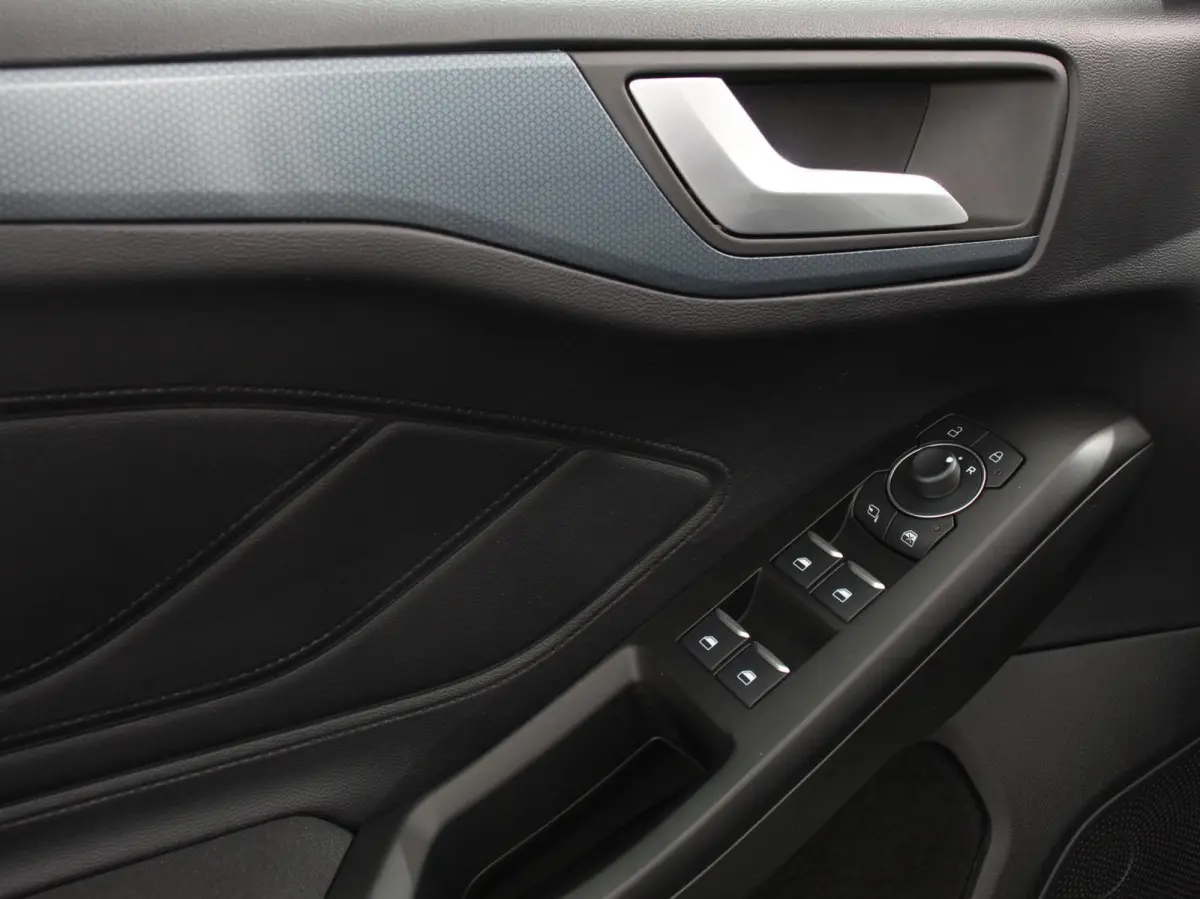 155pk Hybrid Automaat Active X Navigatie Climate Control Camera Parkeer sensoren B&O Dab Led Lichtmetalen velgen