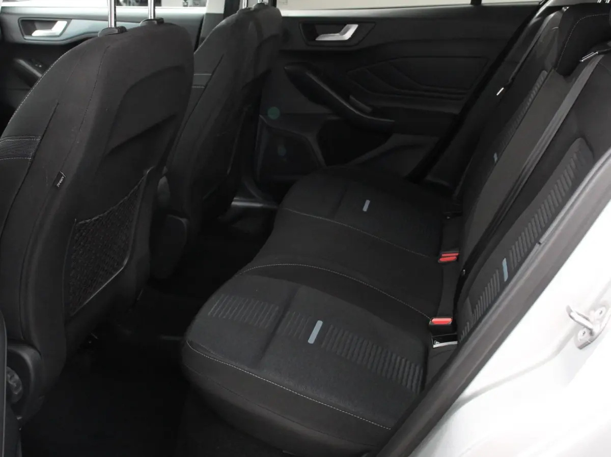 155pk Hybrid Automaat Active X Navigatie Climate Control Camera Parkeer sensoren B&O Dab Led Lichtmetalen velgen