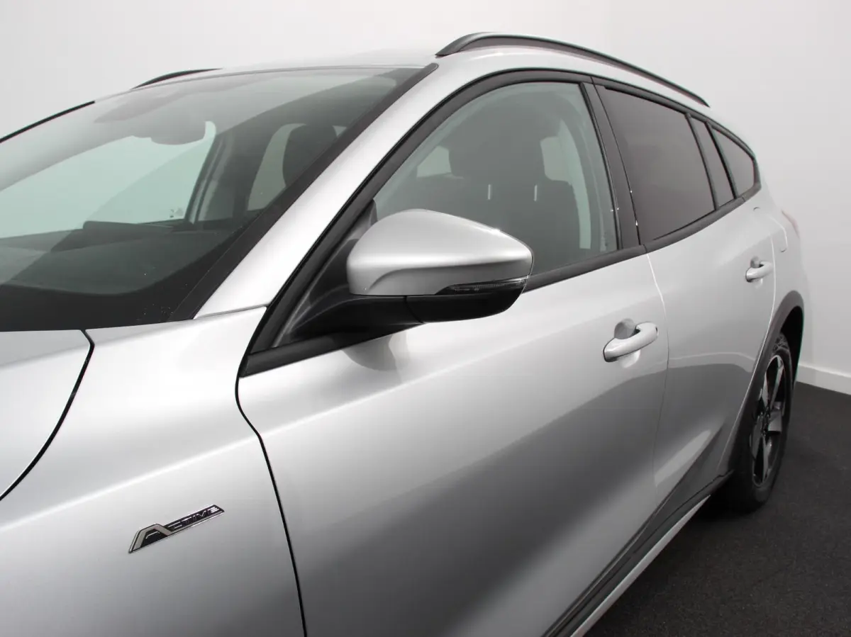 155pk Hybrid Automaat Active X Navigatie Climate Control Camera Parkeer sensoren B&O Dab Led Lichtmetalen velgen