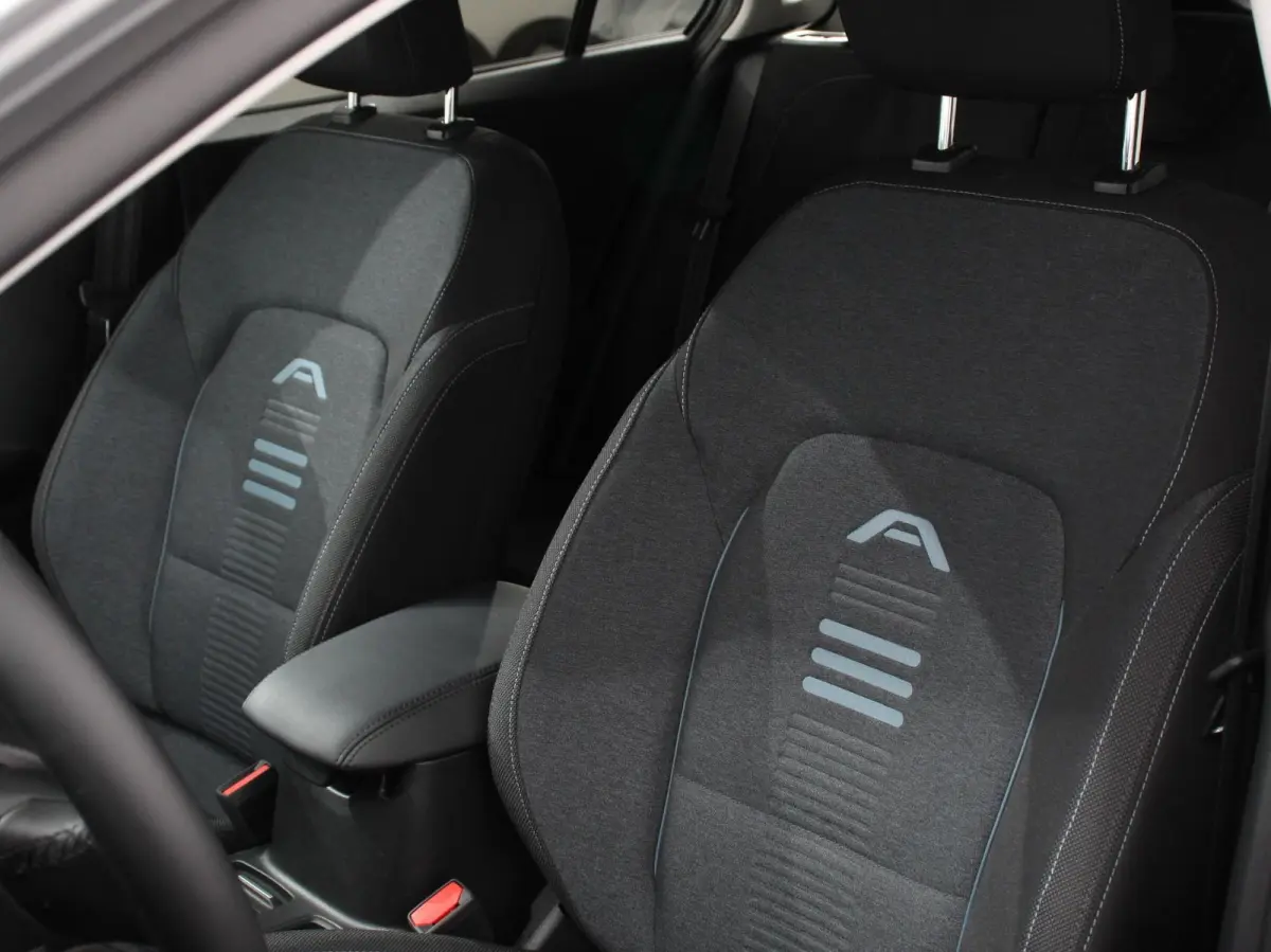 155pk Hybrid Automaat Active X Navigatie Climate Control Camera Parkeer sensoren B&O Dab Led Lichtmetalen velgen