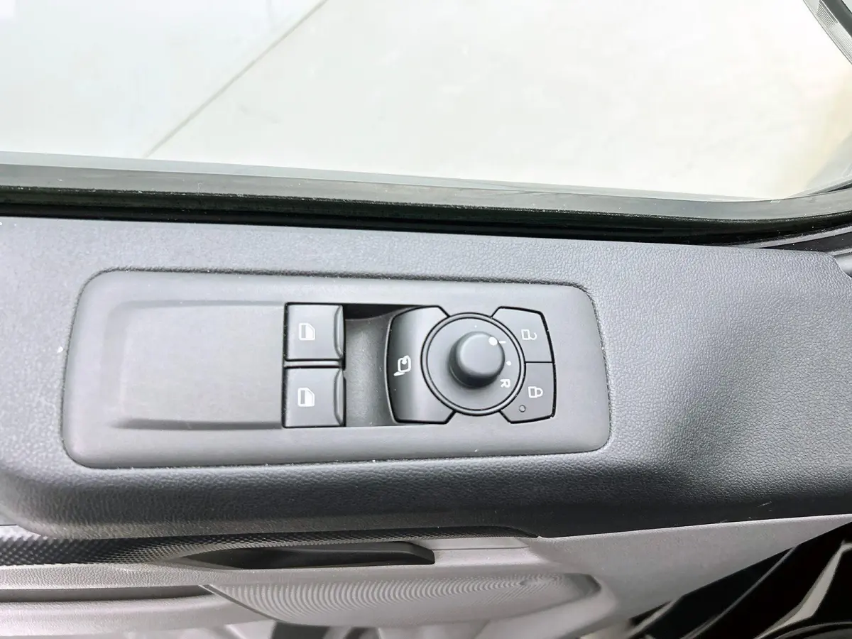 300 2.0 TDCI L2H1 Trend Nieuw Model Automaat Ford Transit Custom 300 2.0 TDCI L2H1 Trend NM Automaat Airco Navi Cruise PDC Camera