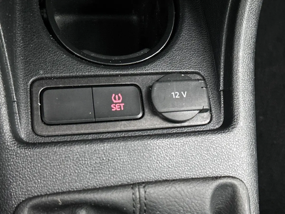 Up! 1.0 | 65 PK | Airco | Maps + More | DAB+ Radio | All Season Banden