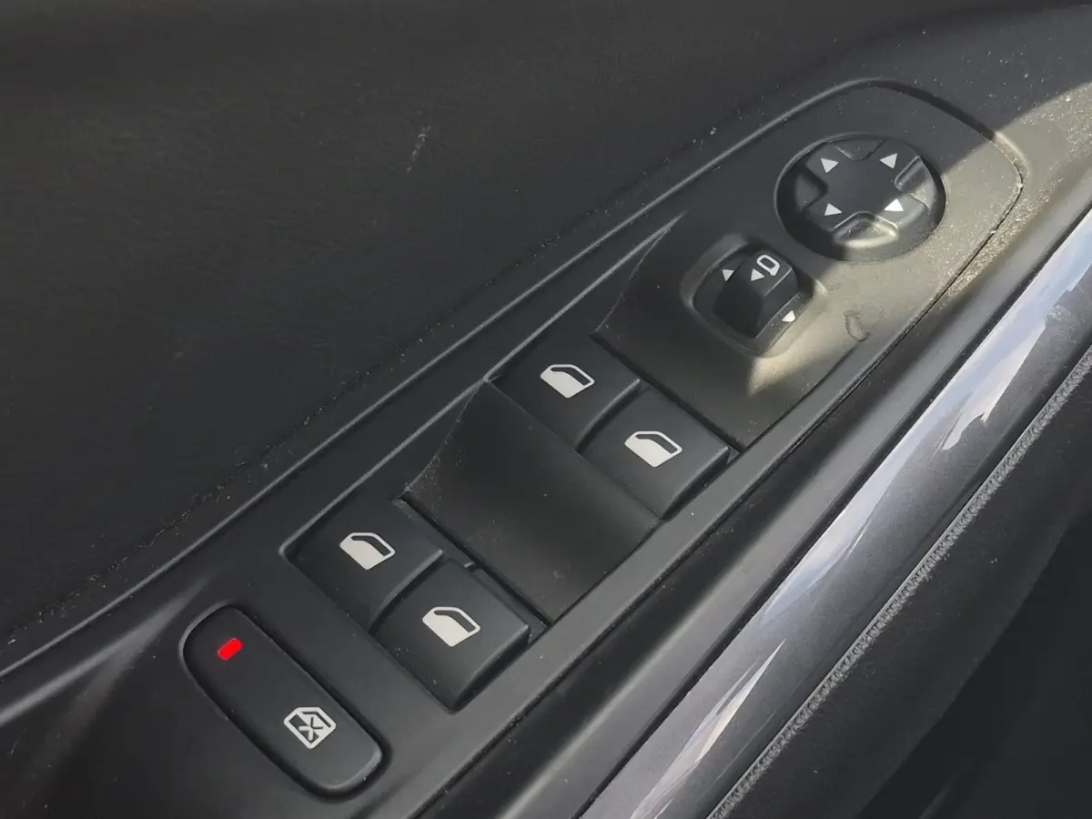 1.6 Turbo Hybrid Elegance 93,5% SoH | Camera voor + achter | Climate control |  Elektrisch verstelbare voorstoelen | Elektrische achterklep | Dodehoek detectie | Standkachel | LMV 19 inch | 