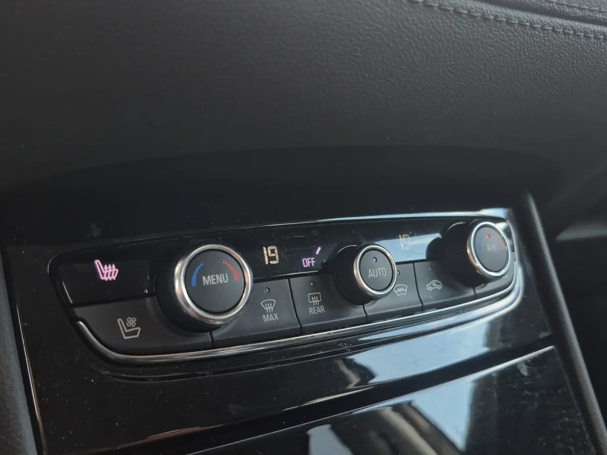 1.6 Turbo Hybrid Elegance 93,5% SoH | Camera voor + achter | Climate control |  Elektrisch verstelbare voorstoelen | Elektrische achterklep | Dodehoek detectie | Standkachel | LMV 19 inch | 