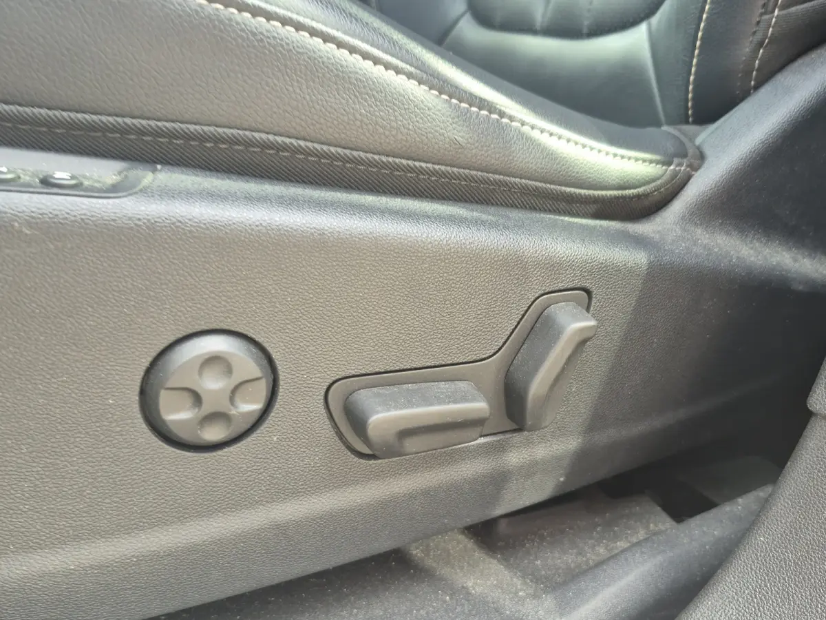 1.6 Turbo Hybrid Elegance 93,5% SoH | Camera voor + achter | Climate control |  Elektrisch verstelbare voorstoelen | Elektrische achterklep | Dodehoek detectie | Standkachel | LMV 19 inch | 