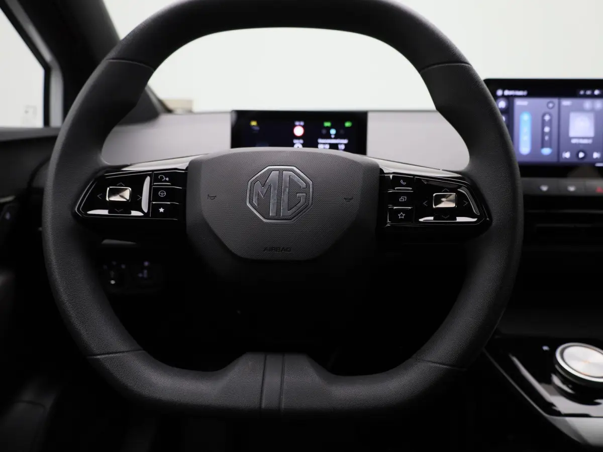 Standard 51 kWh | APPLE CARPLAY | ANDROID AUTO | CLIMATE CONTROL | CRUISE CONTROL | PARKEERSENSOREN | LED VERLICHTING | BLUETOOTH | DAB RADIO | ELEKTRISCHE RAMEN |