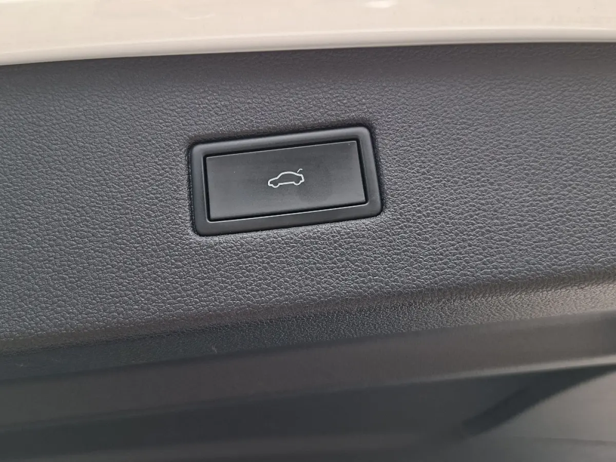 1.4 TSI e-Hybrid * FR * Panoramadak * Navigatiesysteem * Elek. Trekhaak * Leder *