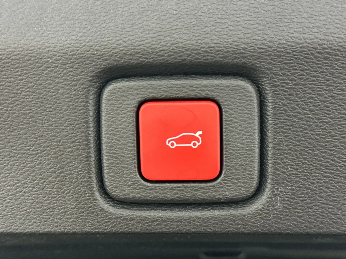 1.2 e-Hybrid First Edition | 360 graden camera | Elektrische Achterklep | PANO | Dodehoekdetectie | Apple Carplay & Android Auto | Navigatie | Stoel&Stuur Verwarming |