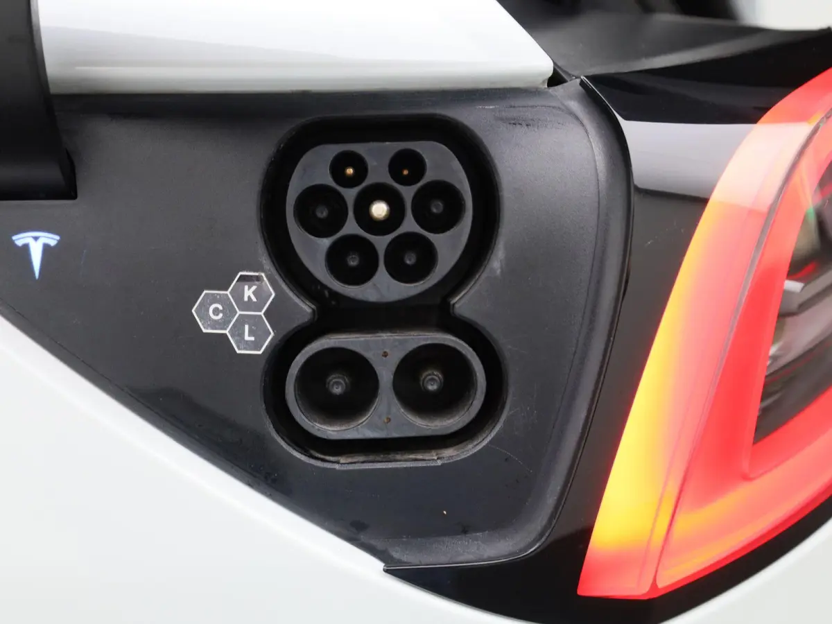 RWD Long Range | PANORAMADAK | ACHTERUITRIJCAMERA | ELEKTRISCHE KOFFERKLEP | LEDEREN BEKLEDING | CLIMATE CONTROL | ADAPTIVE CRUISE CONTROL | LED VERLICHTING |