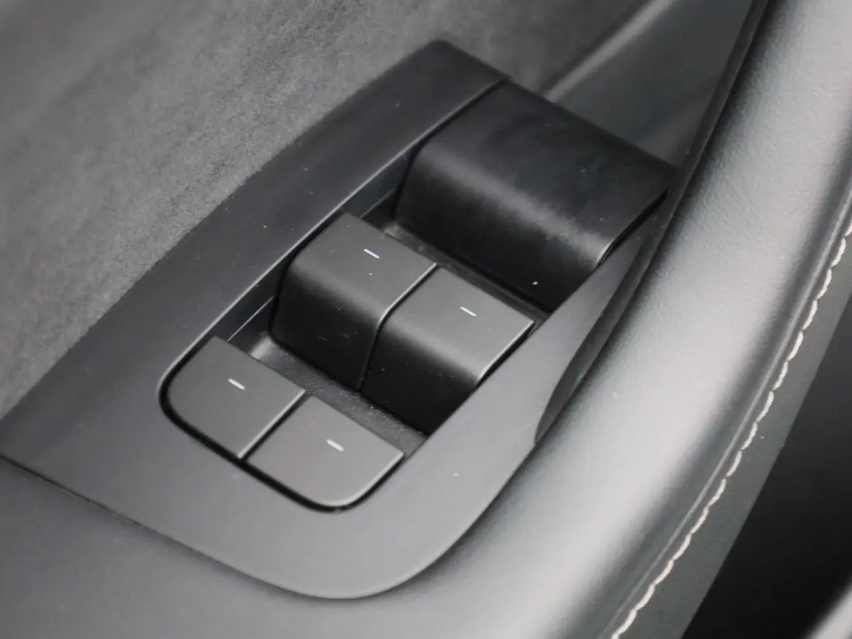 RWD Long Range | PANORAMADAK | ACHTERUITRIJCAMERA | ELEKTRISCHE KOFFERKLEP | LEDEREN BEKLEDING | CLIMATE CONTROL | ADAPTIVE CRUISE CONTROL | LED VERLICHTING |