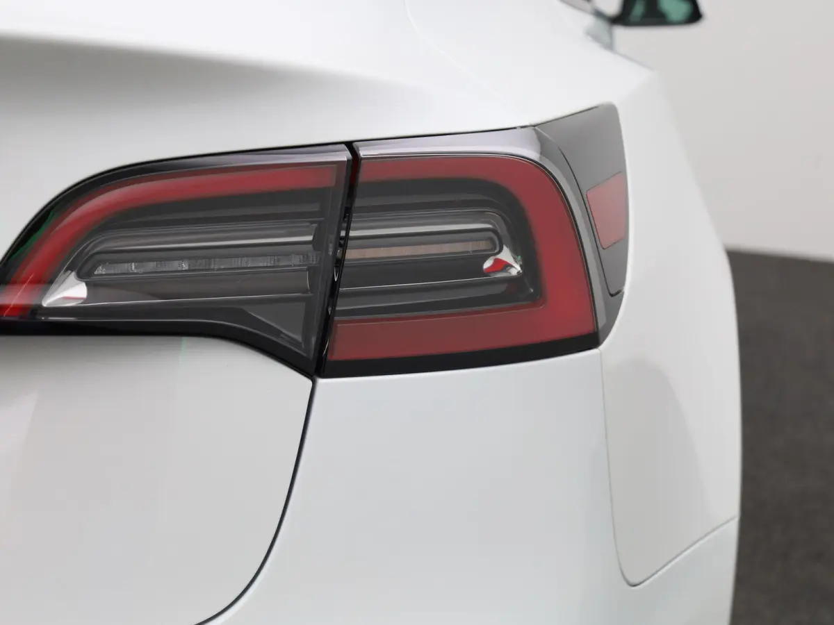 RWD Long Range | PANORAMADAK | ACHTERUITRIJCAMERA | ELEKTRISCHE KOFFERKLEP | LEDEREN BEKLEDING | CLIMATE CONTROL | ADAPTIVE CRUISE CONTROL | LED VERLICHTING |