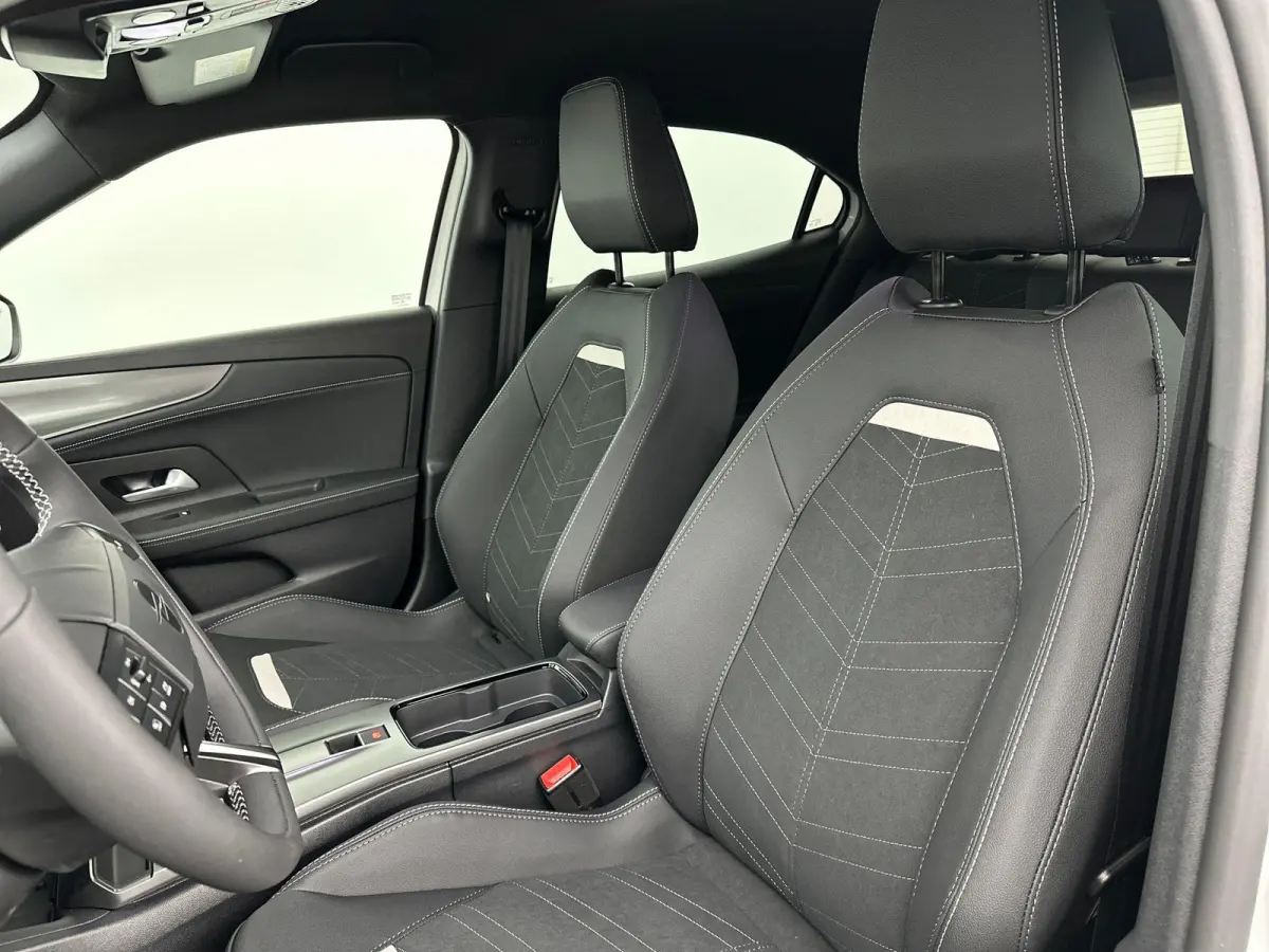 1.2 Turbo Hybrid Ultimate | Camera | Sensoren V+A | Navigatie | Suede Bekleding | AGR Stoelen | Elektrische Bestuurdersstoel met Massagefunctie | Stoel&Stuur Verwarming | Apple Carplay&Andro