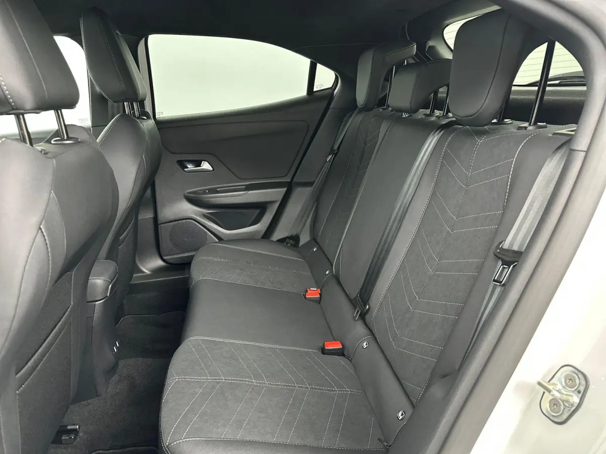 1.2 Turbo Hybrid Ultimate | Camera | Sensoren V+A | Navigatie | Suede Bekleding | AGR Stoelen | Elektrische Bestuurdersstoel met Massagefunctie | Stoel&Stuur Verwarming | Apple Carplay&Andro