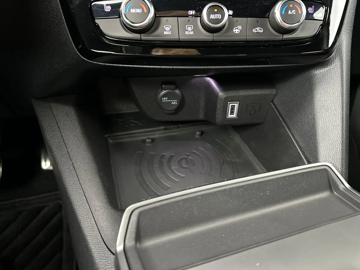 1.2 Turbo Hybrid Ultimate | Camera | Sensoren V+A | Navigatie | Suede Bekleding | AGR Stoelen | Elektrische Bestuurdersstoel met Massagefunctie | Stoel&Stuur Verwarming | Apple Carplay&Andro