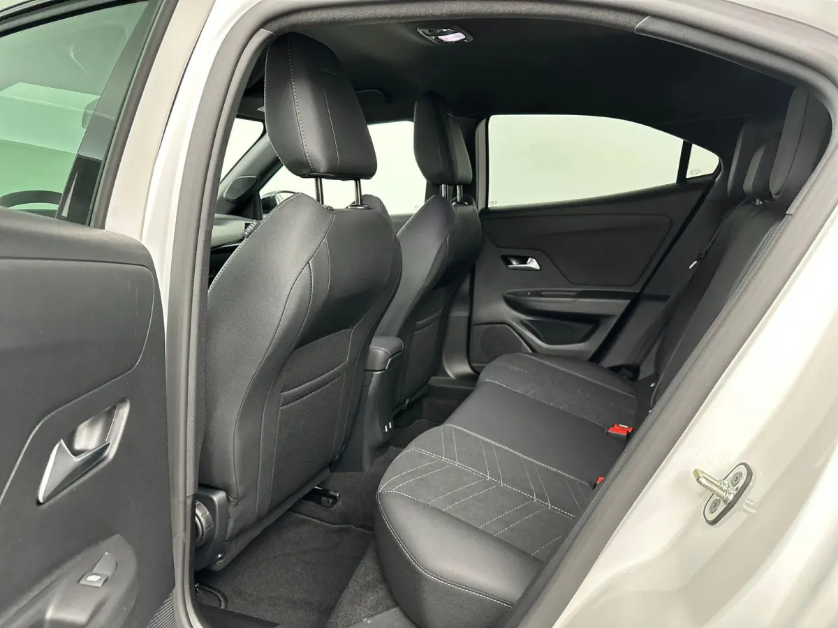 1.2 Turbo Hybrid Ultimate | Camera | Sensoren V+A | Navigatie | Suede Bekleding | AGR Stoelen | Elektrische Bestuurdersstoel met Massagefunctie | Stoel&Stuur Verwarming | Apple Carplay&Andro