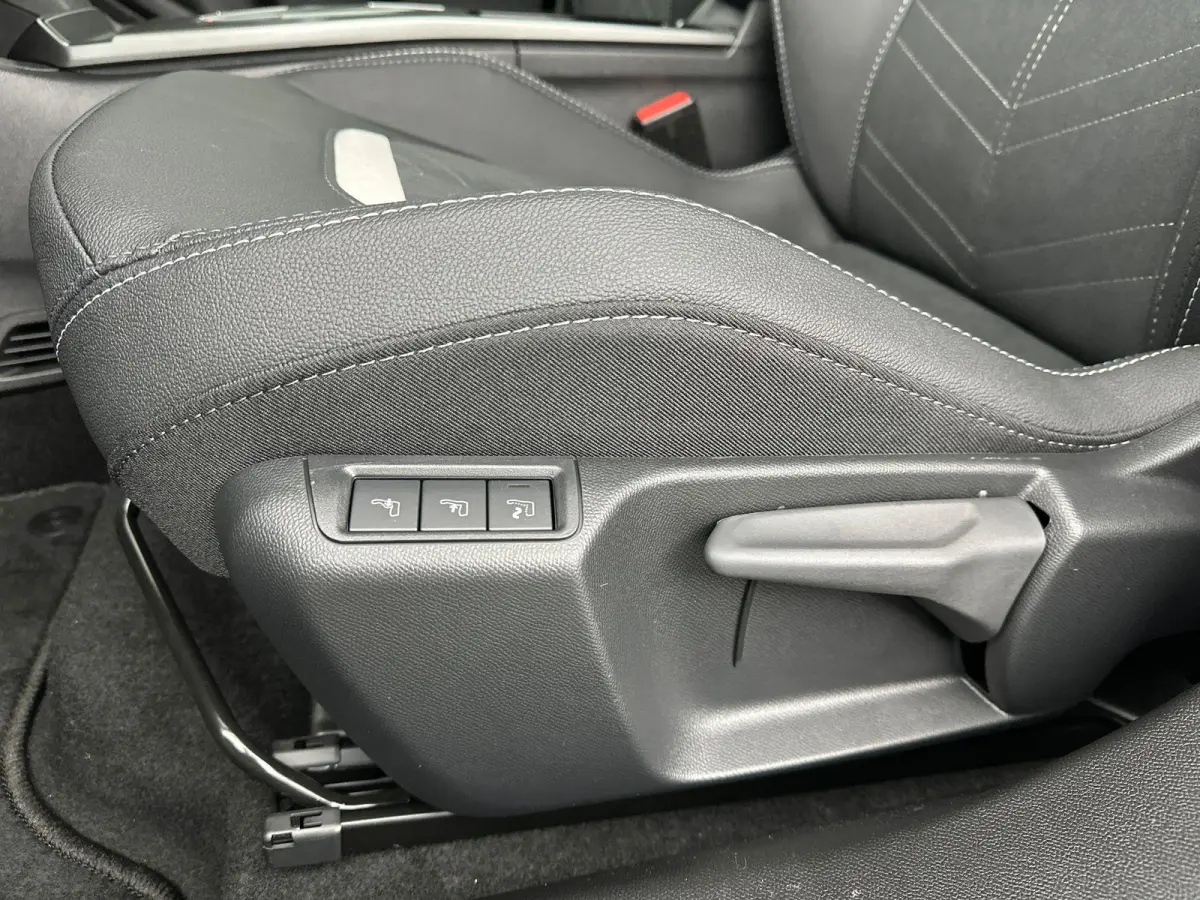 1.2 Turbo Hybrid Ultimate | Camera | Sensoren V+A | Navigatie | Suede Bekleding | AGR Stoelen | Elektrische Bestuurdersstoel met Massagefunctie | Stoel&Stuur Verwarming | Apple Carplay&Andro