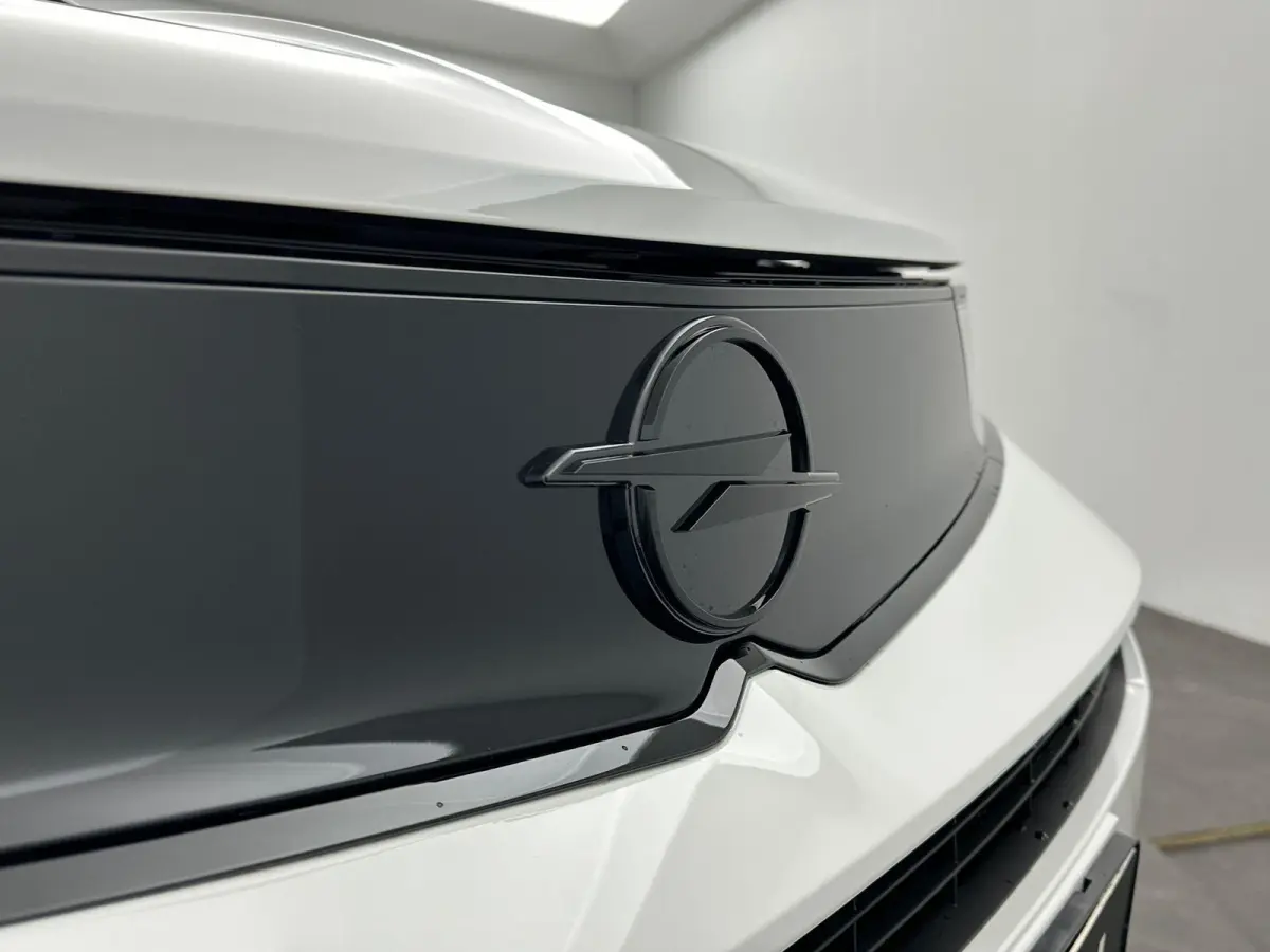 1.2 Turbo Hybrid Ultimate | Camera | Sensoren V+A | Navigatie | Suede Bekleding | AGR Stoelen | Elektrische Bestuurdersstoel met Massagefunctie | Stoel&Stuur Verwarming | Apple Carplay&Andro