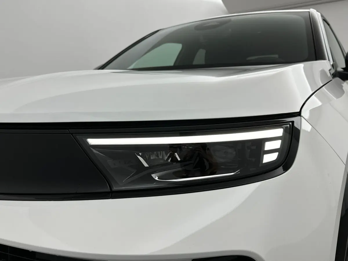 1.2 Turbo Hybrid Ultimate | Camera | Sensoren V+A | Navigatie | Suede Bekleding | AGR Stoelen | Elektrische Bestuurdersstoel met Massagefunctie | Stoel&Stuur Verwarming | Apple Carplay&Andro