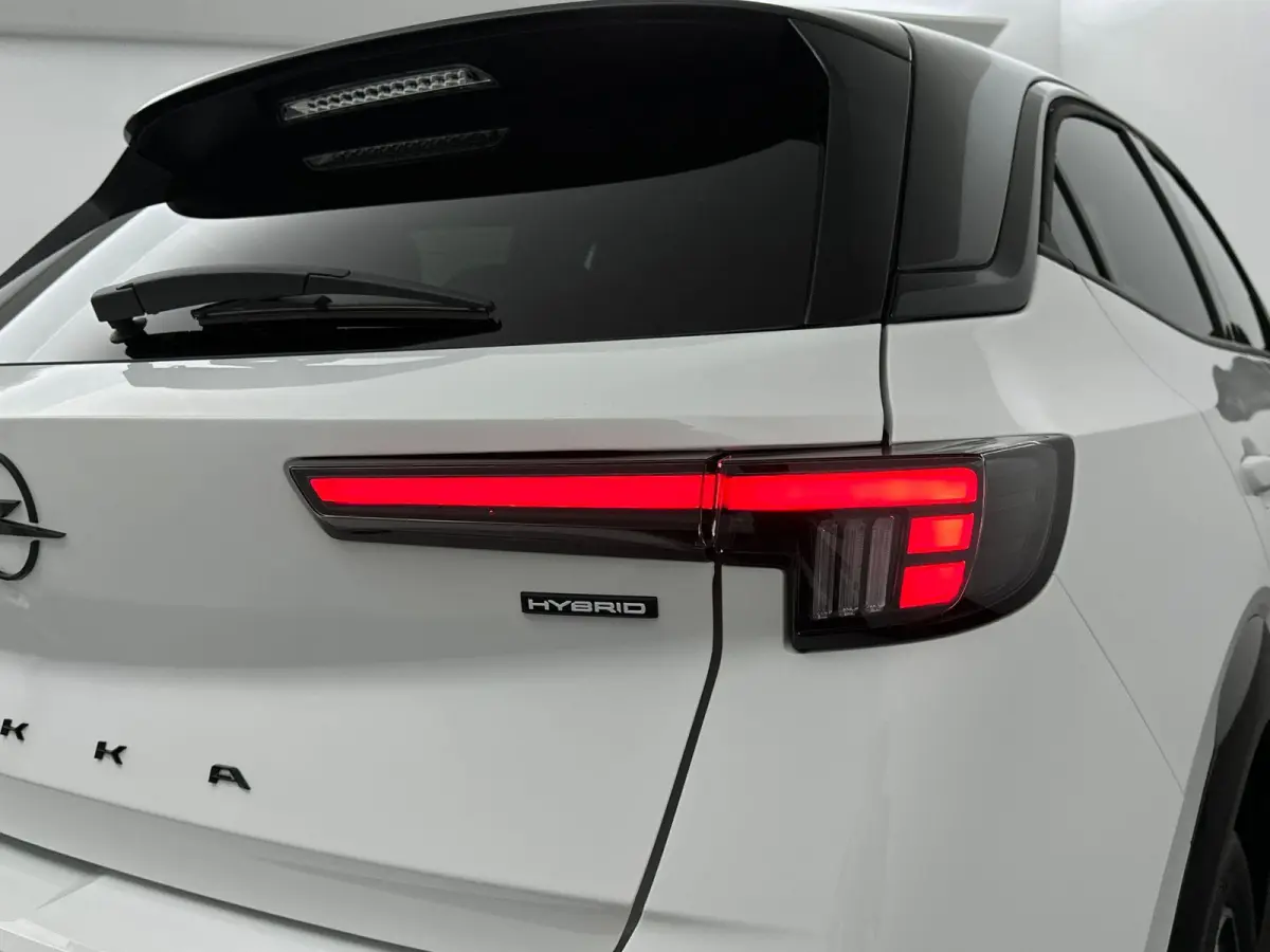 1.2 Turbo Hybrid Ultimate | Camera | Sensoren V+A | Navigatie | Suede Bekleding | AGR Stoelen | Elektrische Bestuurdersstoel met Massagefunctie | Stoel&Stuur Verwarming | Apple Carplay&Andro