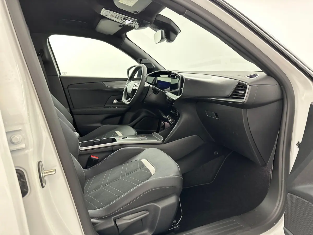1.2 Turbo Hybrid Ultimate | Camera | Sensoren V+A | Navigatie | Suede Bekleding | AGR Stoelen | Elektrische Bestuurdersstoel met Massagefunctie | Stoel&Stuur Verwarming | Apple Carplay&Andro
