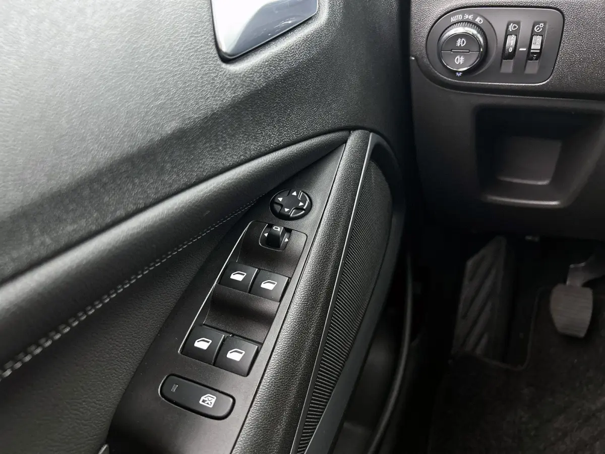 1.2 Turbo Elegance | Apple CarPlay/Android Auto | LMV | Cruise control | Camera | Climate