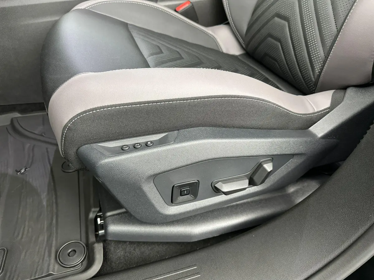 1.6 e-Hybrid Plug-In First Edition | Navigatie | Stoel & Stuur Verwarming | PANO | 360 graden camera | Verbeterde Audio | Apple Carplay&Android Auto | Tot 8 jaar garantie!