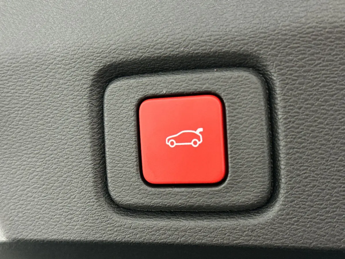 1.6 e-Hybrid Plug-In First Edition | Navigatie | Stoel & Stuur Verwarming | PANO | 360 graden camera | Verbeterde Audio | Apple Carplay&Android Auto | Tot 8 jaar garantie!