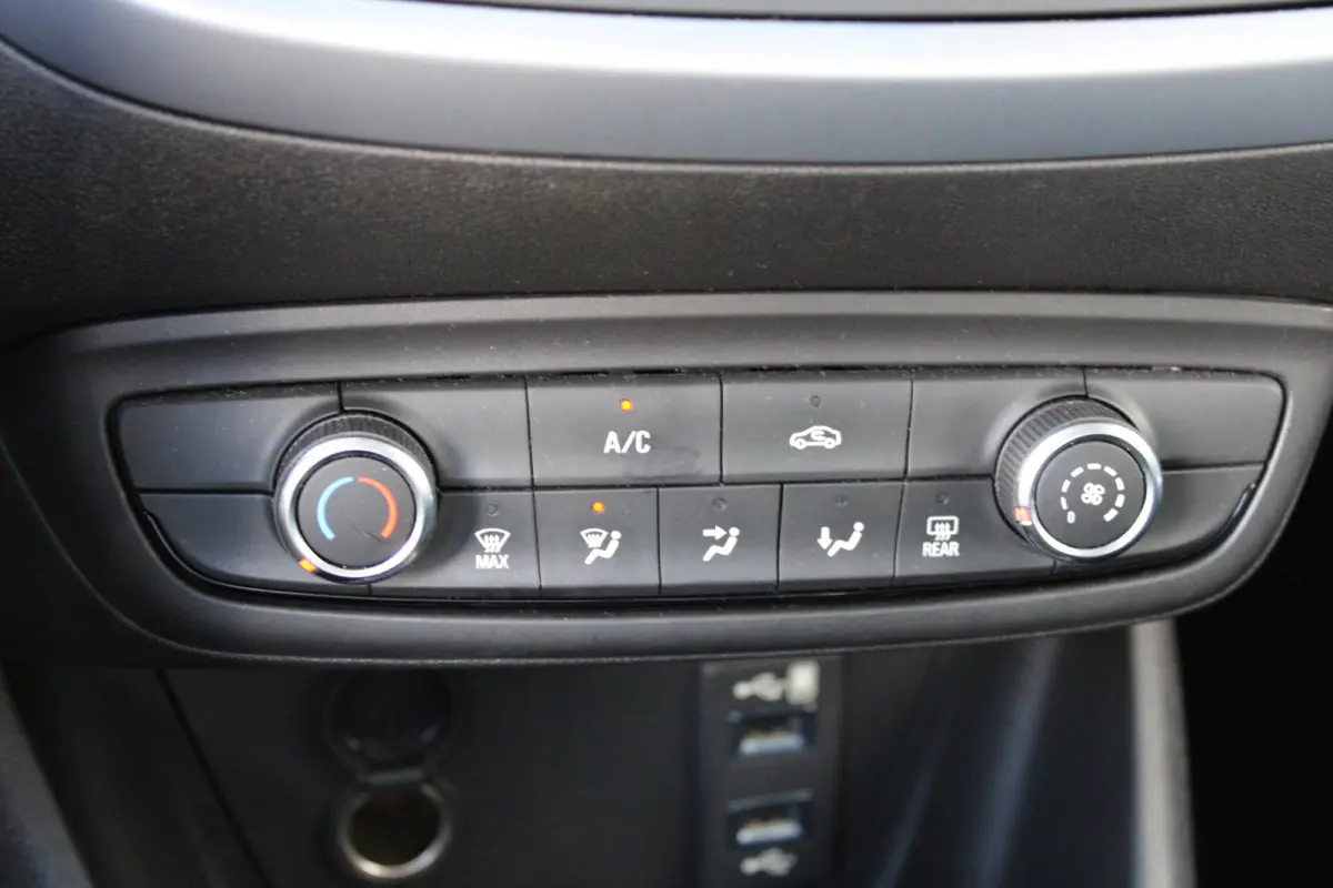 1.2 Turbo Online Edition | Vaste trekhaak | Navigatiesysteem | Cruise control | 16` lichtmetalen velgen |
