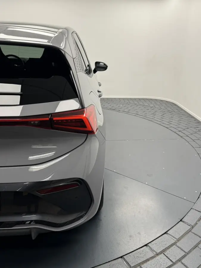 Essential 62 kWh Carplay-Clima-Parkeersensoren-Stuurverwarming-Lm19''velgen-Full LED