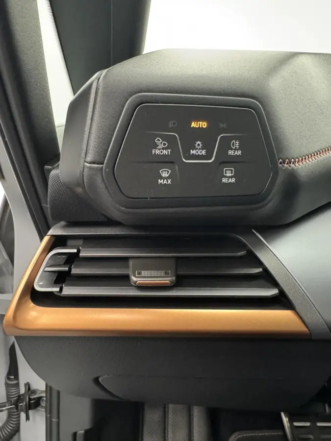 Essential 62 kWh Carplay-Clima-Parkeersensoren-Stuurverwarming-Lm19''velgen-Full LED