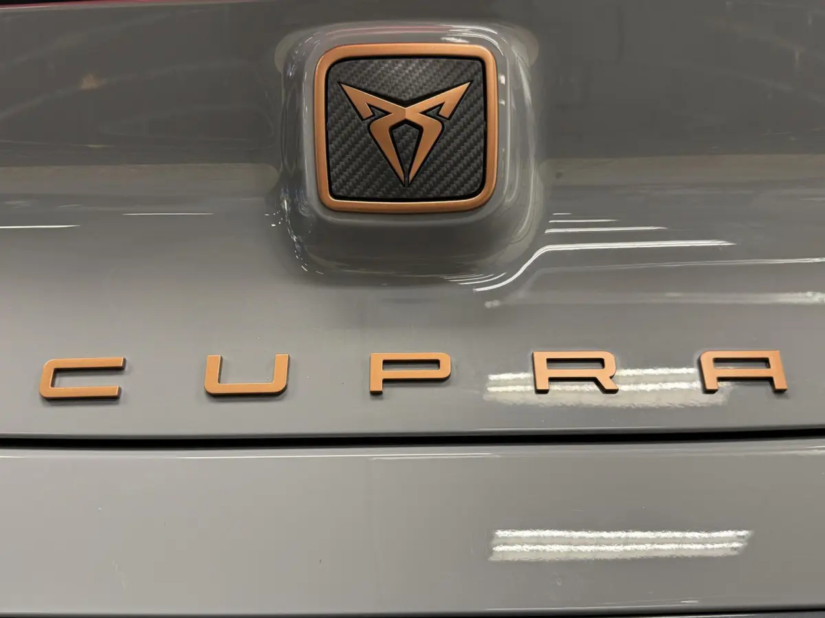 Essential 62 kWh Carplay-Clima-Parkeersensoren-Stuurverwarming-Lm19''velgen-Full LED
