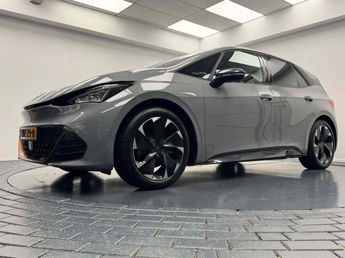 Essential 62 kWh Carplay-Clima-Parkeersensoren-Stuurverwarming-Lm19''velgen-Full LED