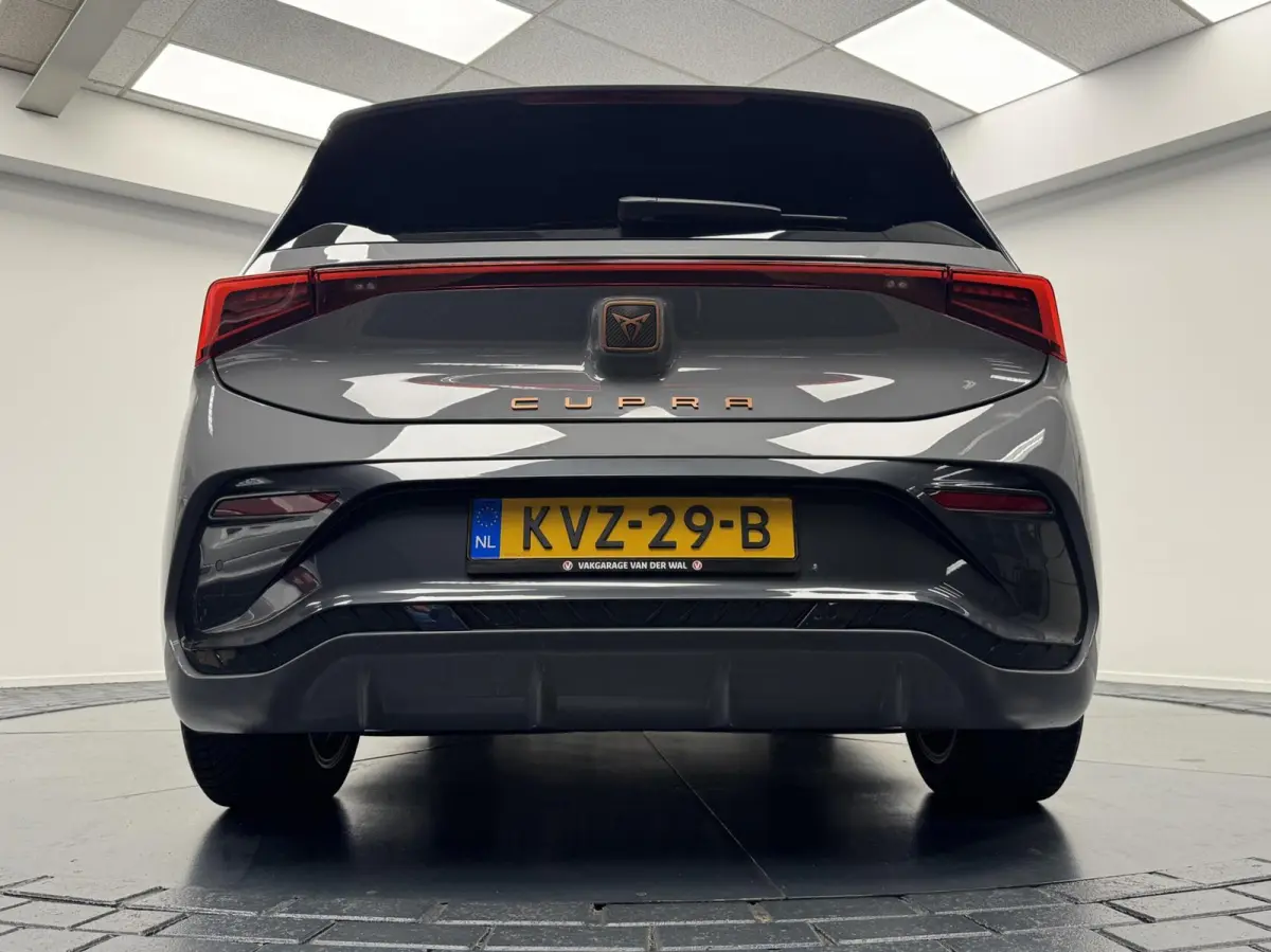 Essential 62 kWh Carplay-Clima-Parkeersensoren-Stuurverwarming-Lm19''velgen-Full LED