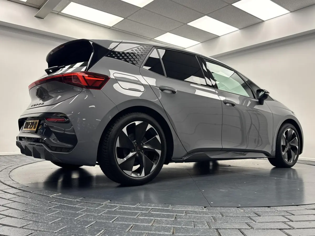 Essential 62 kWh Carplay-Clima-Parkeersensoren-Stuurverwarming-Lm19''velgen-Full LED