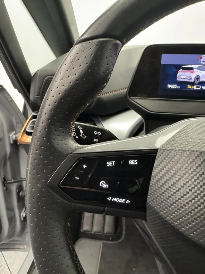 Essential 62 kWh Carplay-Clima-Parkeersensoren-Stuurverwarming-Lm19''velgen-Full LED