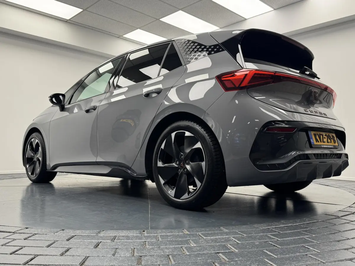Essential 62 kWh Carplay-Clima-Parkeersensoren-Stuurverwarming-Lm19''velgen-Full LED