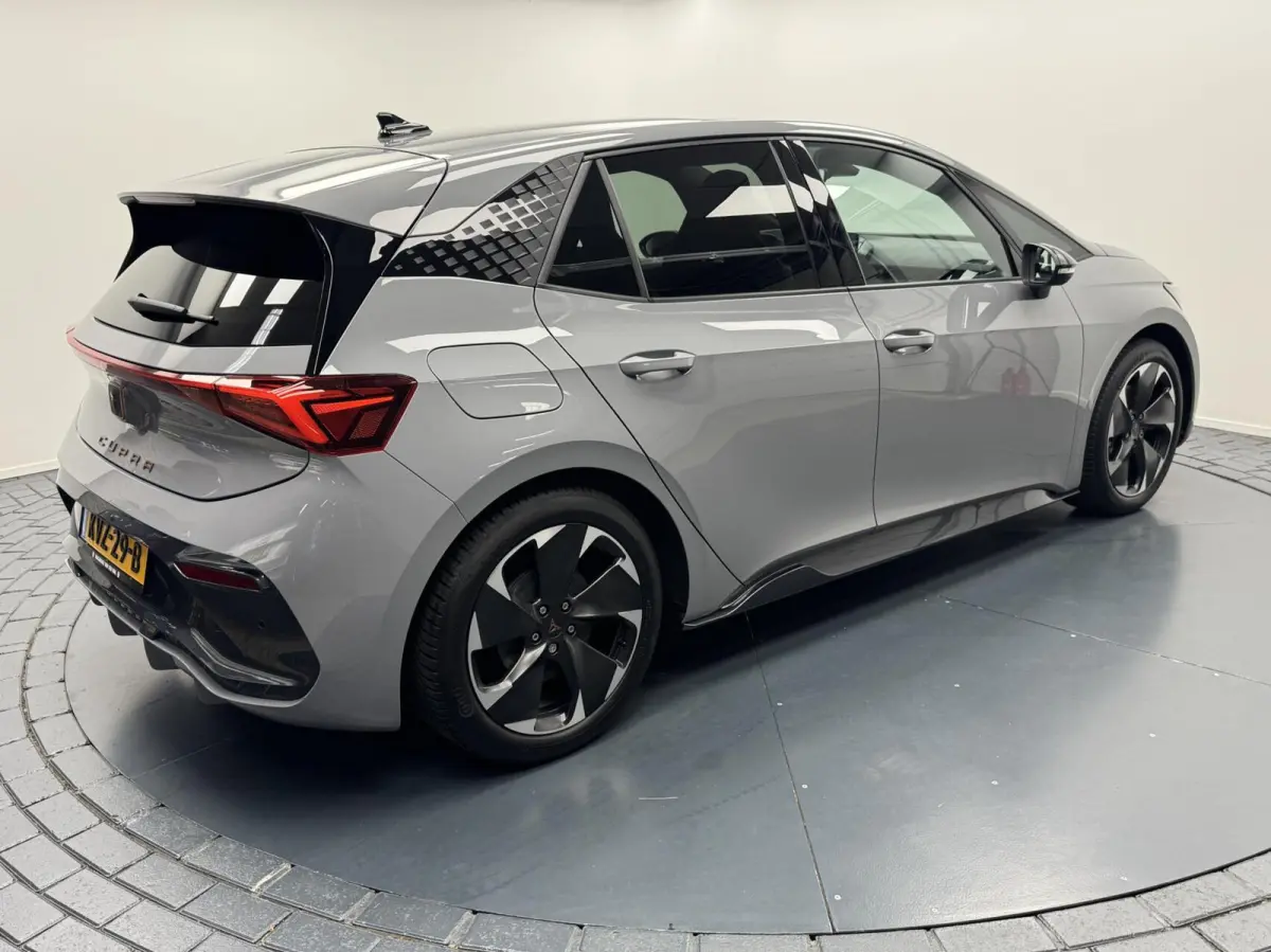 Essential 62 kWh Carplay-Clima-Parkeersensoren-Stuurverwarming-Lm19''velgen-Full LED