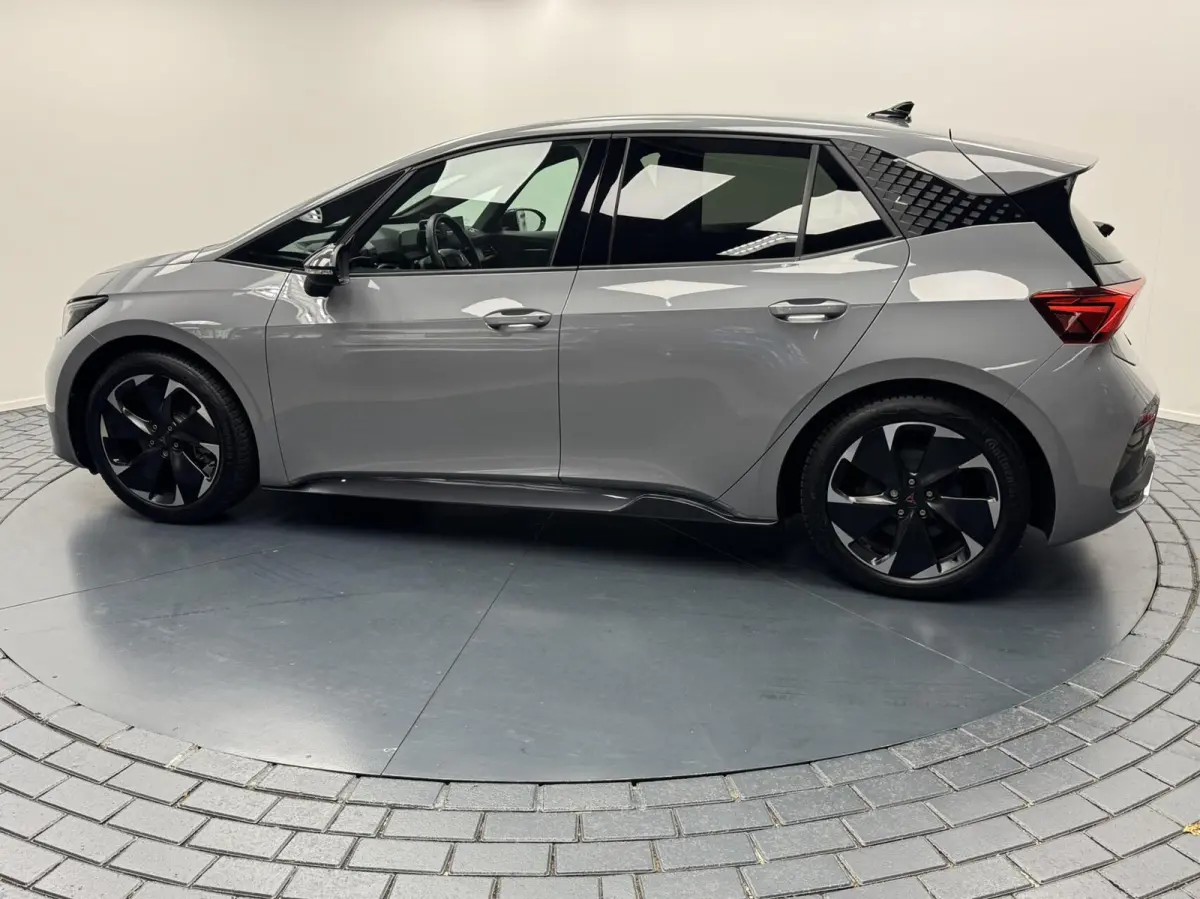 Essential 62 kWh Carplay-Clima-Parkeersensoren-Stuurverwarming-Lm19''velgen-Full LED