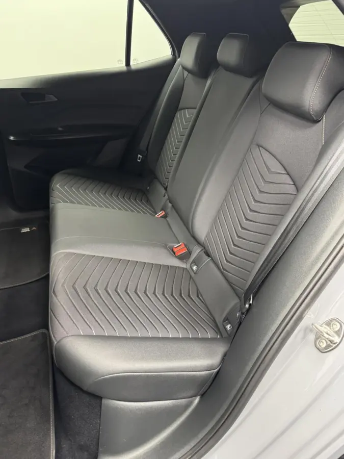 Essential 62 kWh Carplay-Clima-Parkeersensoren-Stuurverwarming-Lm19''velgen-Full LED