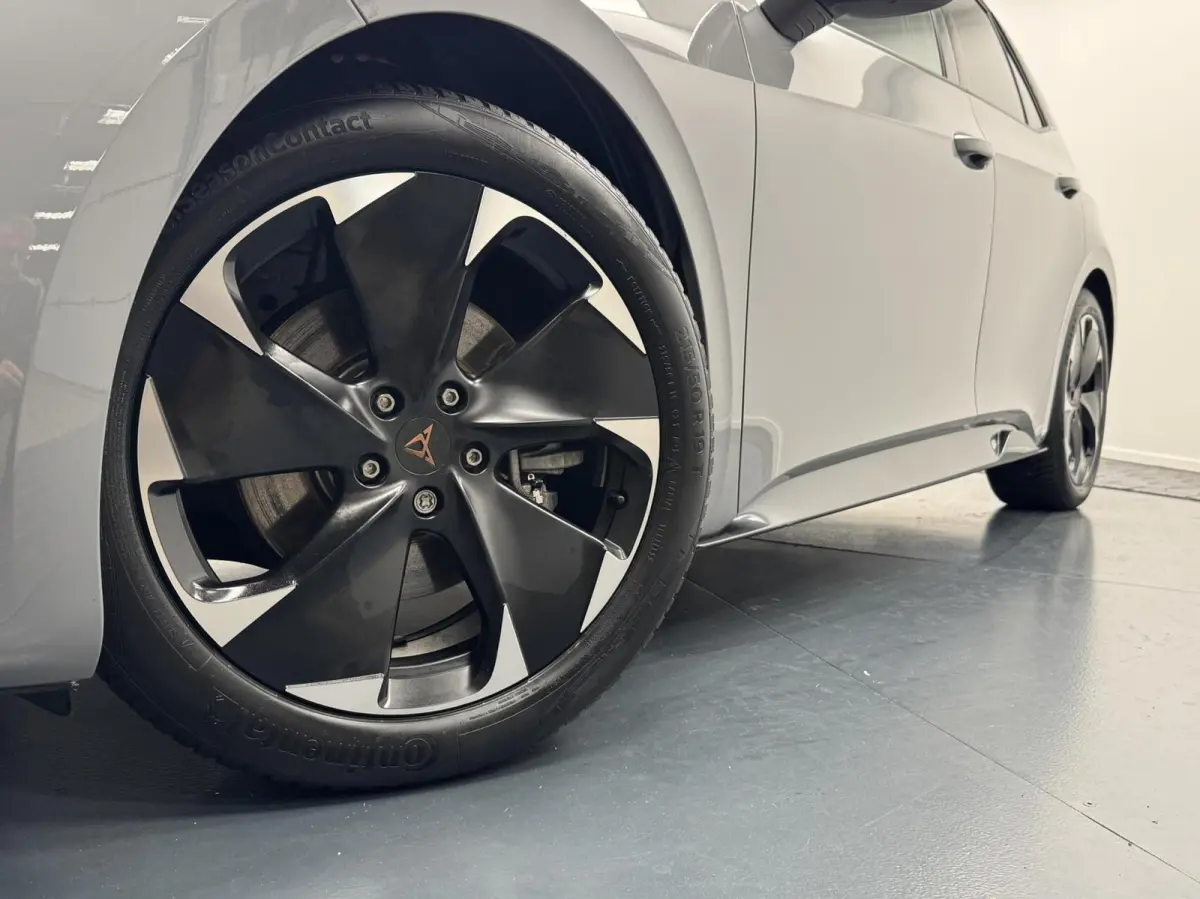 Essential 62 kWh Carplay-Clima-Parkeersensoren-Stuurverwarming-Lm19''velgen-Full LED