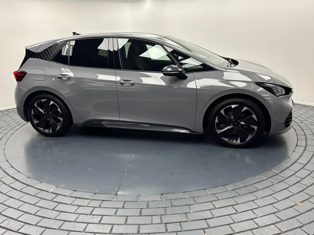 Essential 62 kWh Carplay-Clima-Parkeersensoren-Stuurverwarming-Lm19''velgen-Full LED