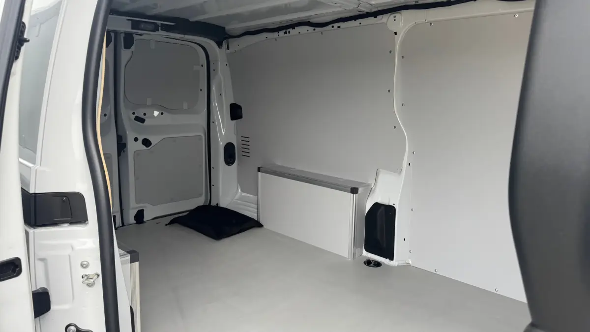Electric Standaard - Electric L3 | Elektrisch bedienbare en verwarmde buitenspiegels | Geïsoleerde comfort scheidingswand met vaste ruit | Houten afwerking laadruimte