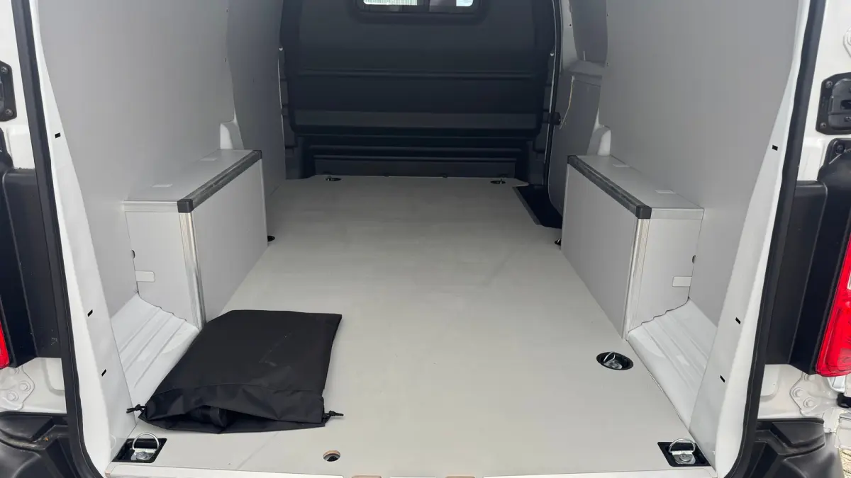 Electric Standaard - Electric L3 | Elektrisch bedienbare en verwarmde buitenspiegels | Geïsoleerde comfort scheidingswand met vaste ruit | Houten afwerking laadruimte