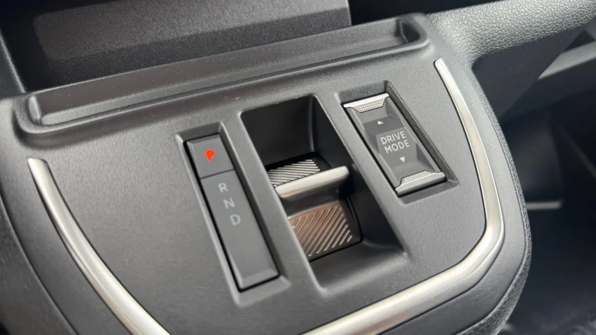 Electric Standaard - Electric L3 | Elektrisch bedienbare en verwarmde buitenspiegels | Geïsoleerde comfort scheidingswand met vaste ruit | Houten afwerking laadruimte