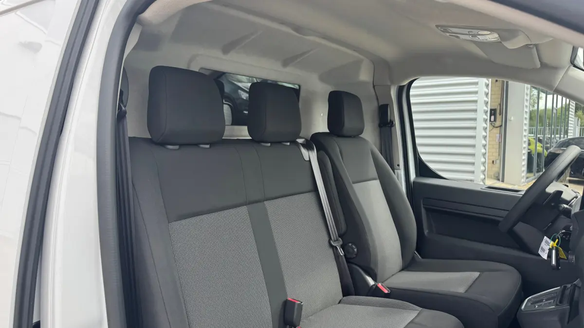 Electric Standaard - Electric L3 | Elektrisch bedienbare en verwarmde buitenspiegels | Geïsoleerde comfort scheidingswand met vaste ruit | Houten afwerking laadruimte