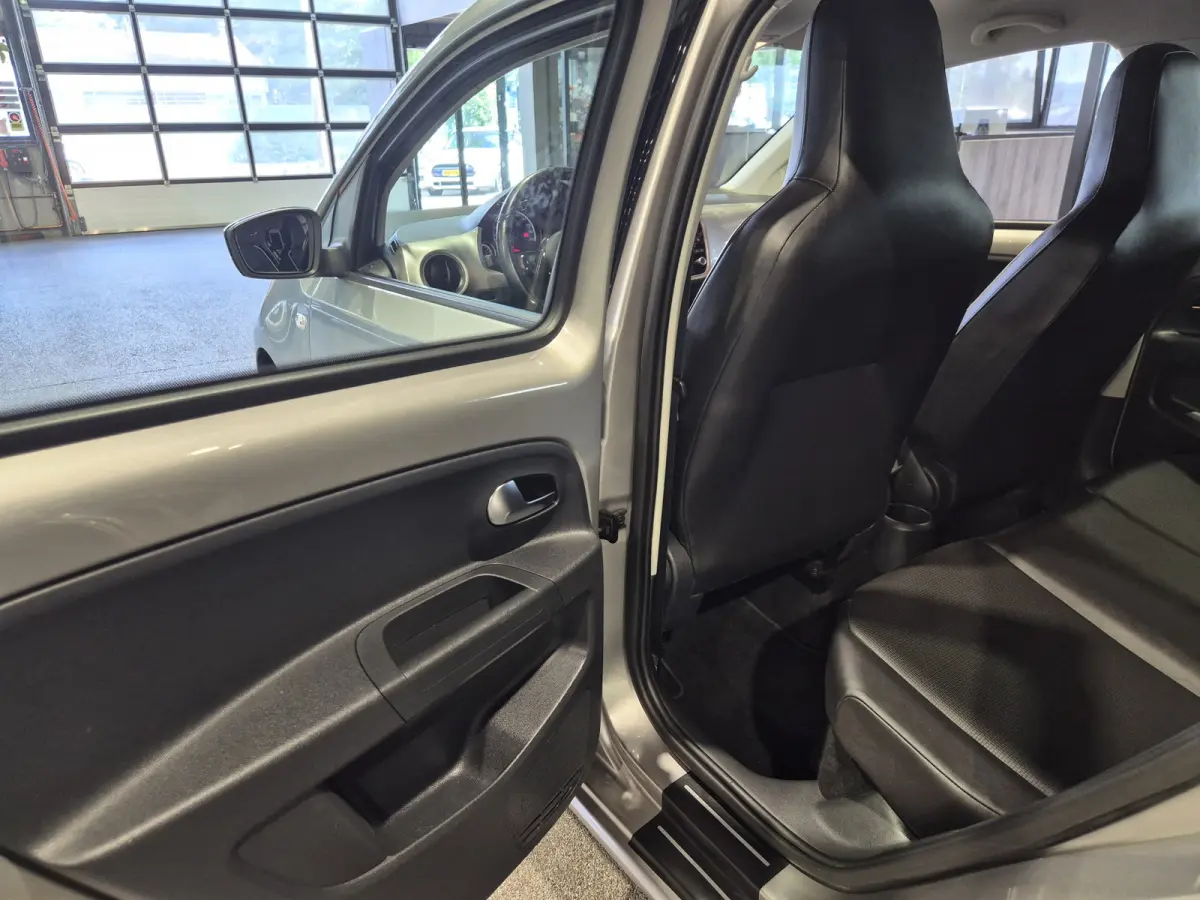 Up! 1.0 high up! BlueMotion Volleder | Navigatie | BT | Verw. stoelen Mooie auto