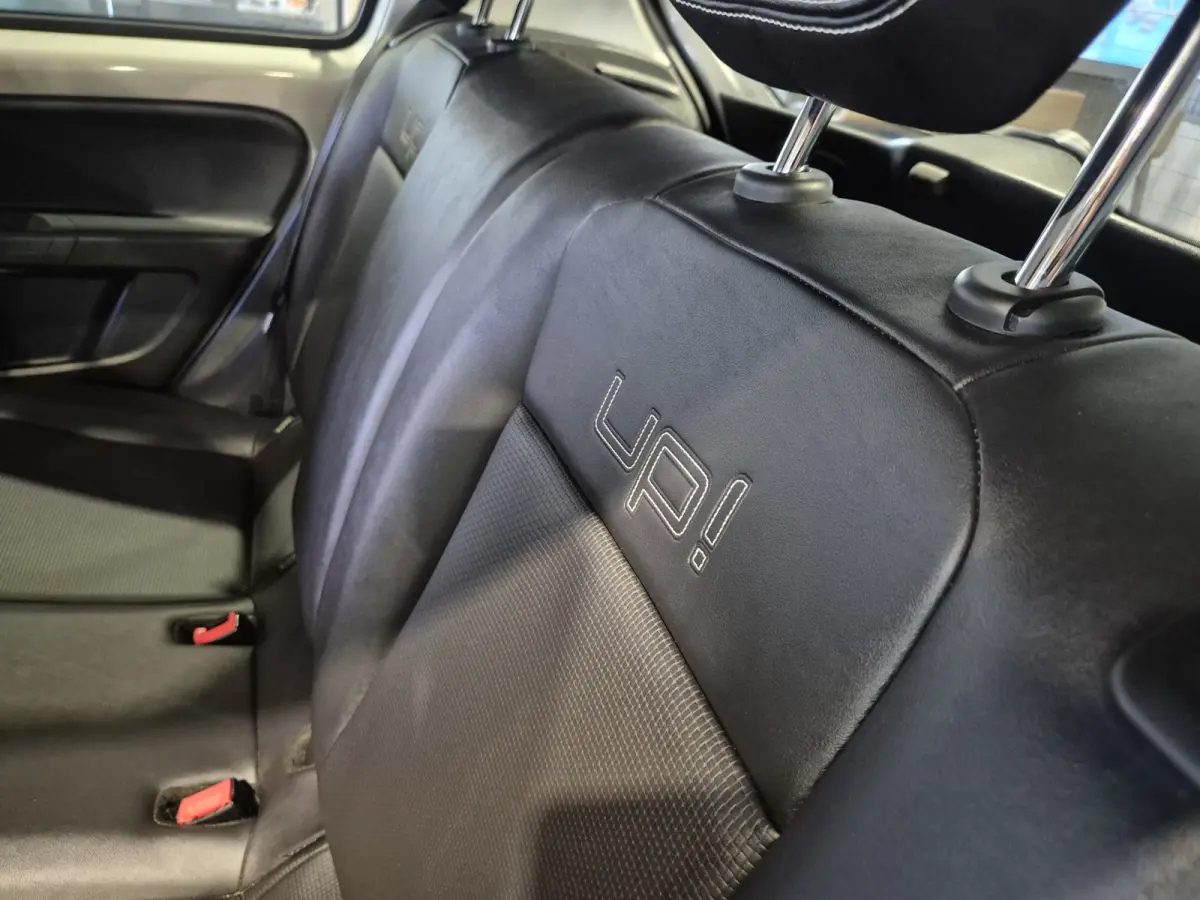 Up! 1.0 high up! BlueMotion Volleder | Navigatie | BT | Verw. stoelen Mooie auto