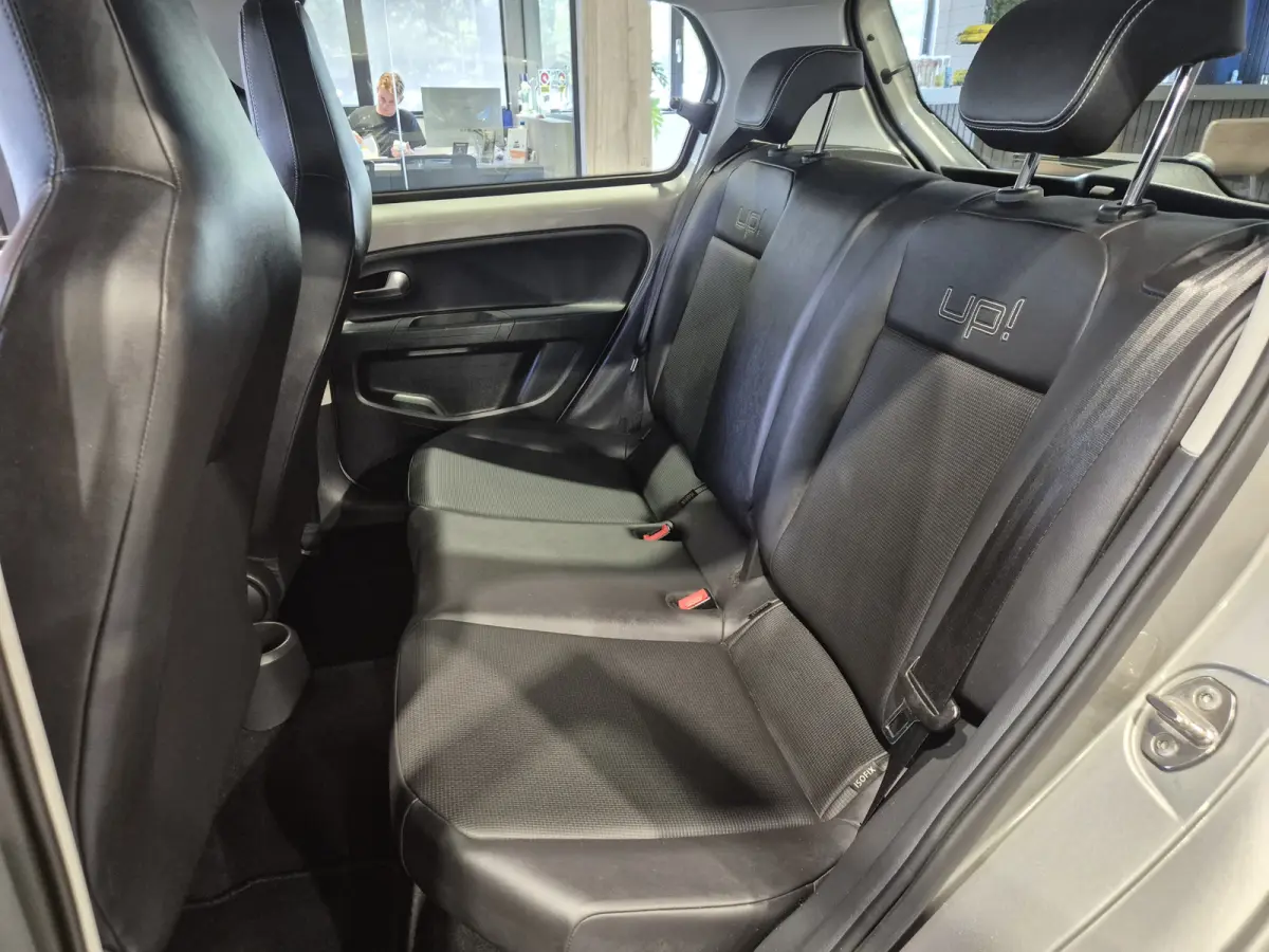 Up! 1.0 high up! BlueMotion Volleder | Navigatie | BT | Verw. stoelen Mooie auto
