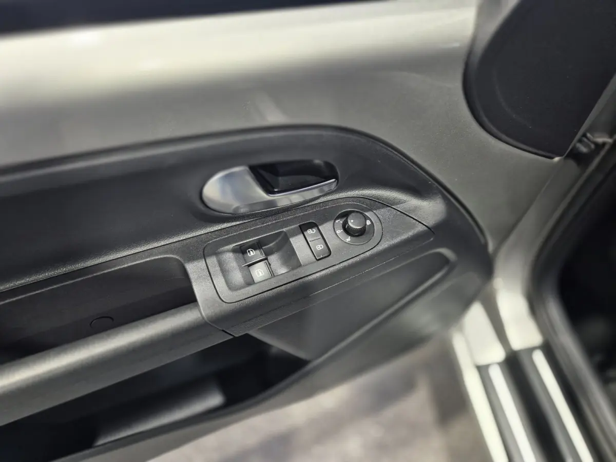 Up! 1.0 high up! BlueMotion Volleder | Navigatie | BT | Verw. stoelen Mooie auto